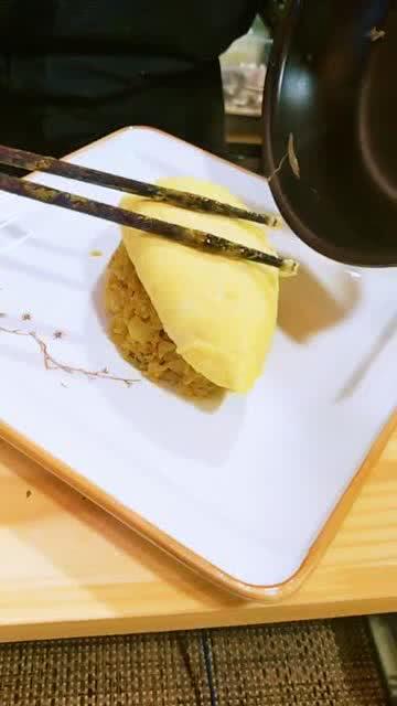 最新蛋包飯，烹飪新潮還是傳統(tǒng)美食改良的魅力展現(xiàn)？