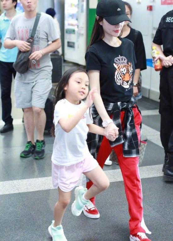 賈云馨的長(zhǎng)發(fā)新照，自然美景的探索之旅